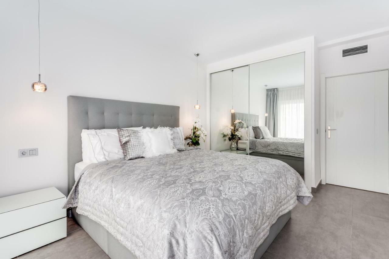 By Riva - Designer 1 Bedroom In The Centre Of